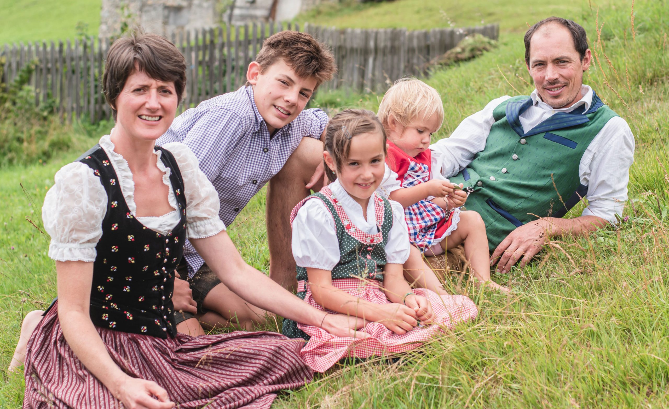 La famiglia Guist sul prato davanti al maso