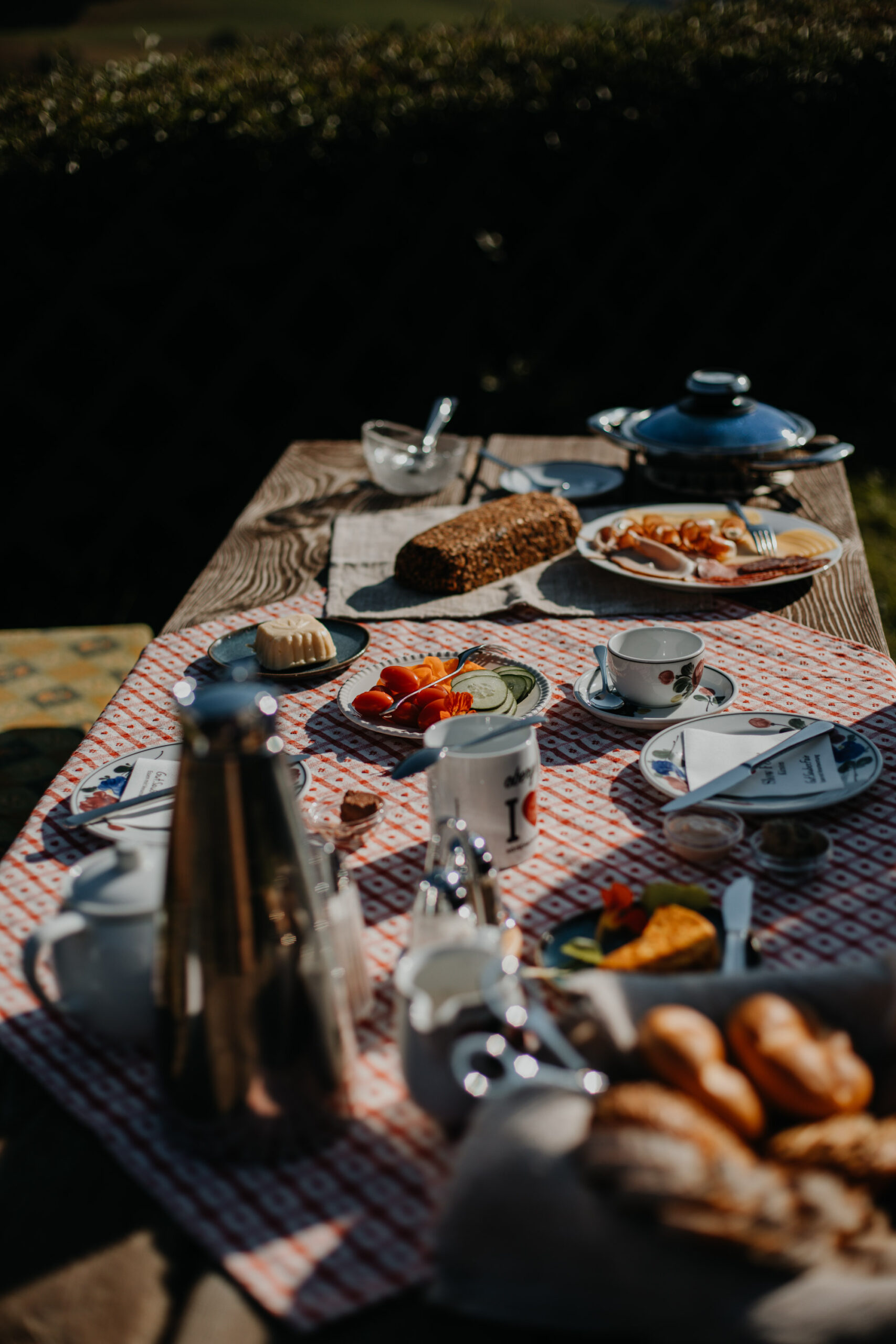 La tavola della colazione apparecchiata nella stube