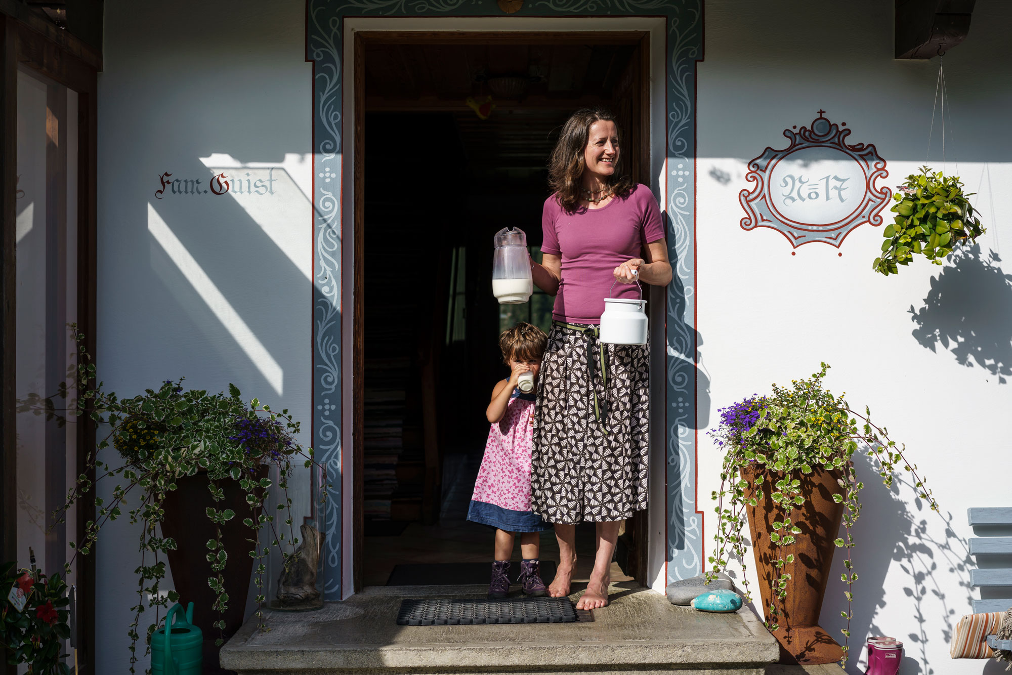 Elisabeth con la brocca del latte sulla porta