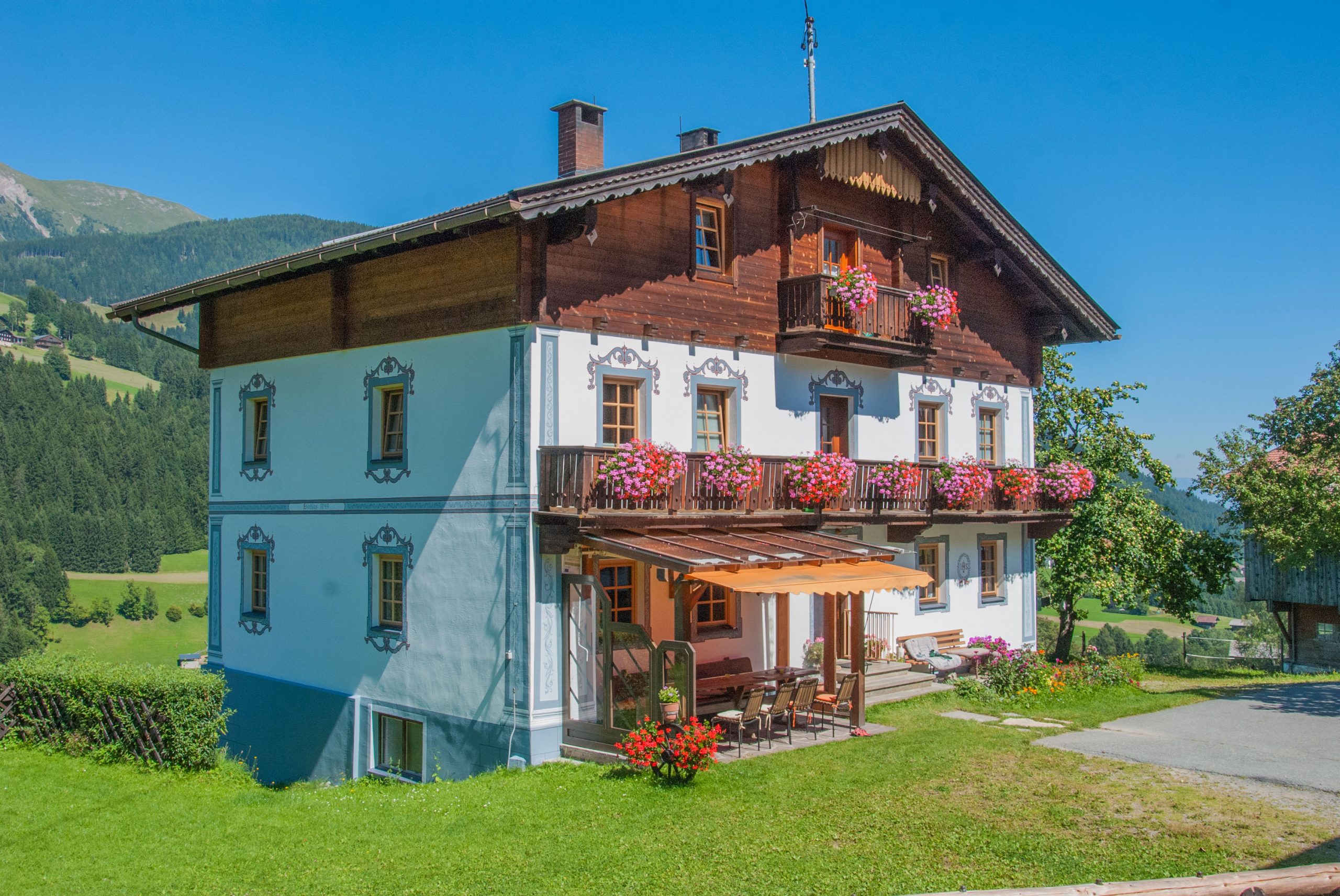 La casa contadina al sole, dietro i prati di montagna