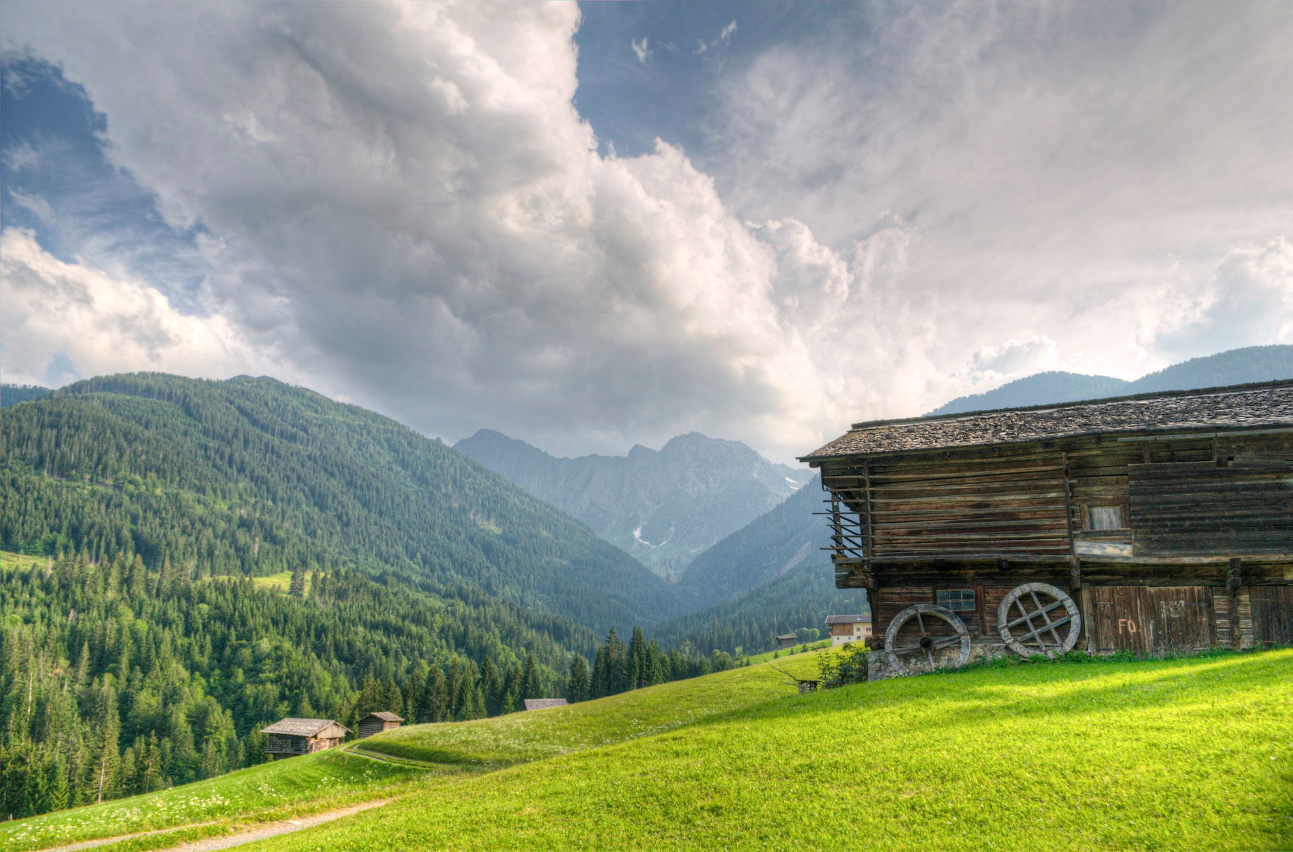 Un vecchio fienile sui prati sopra la valle