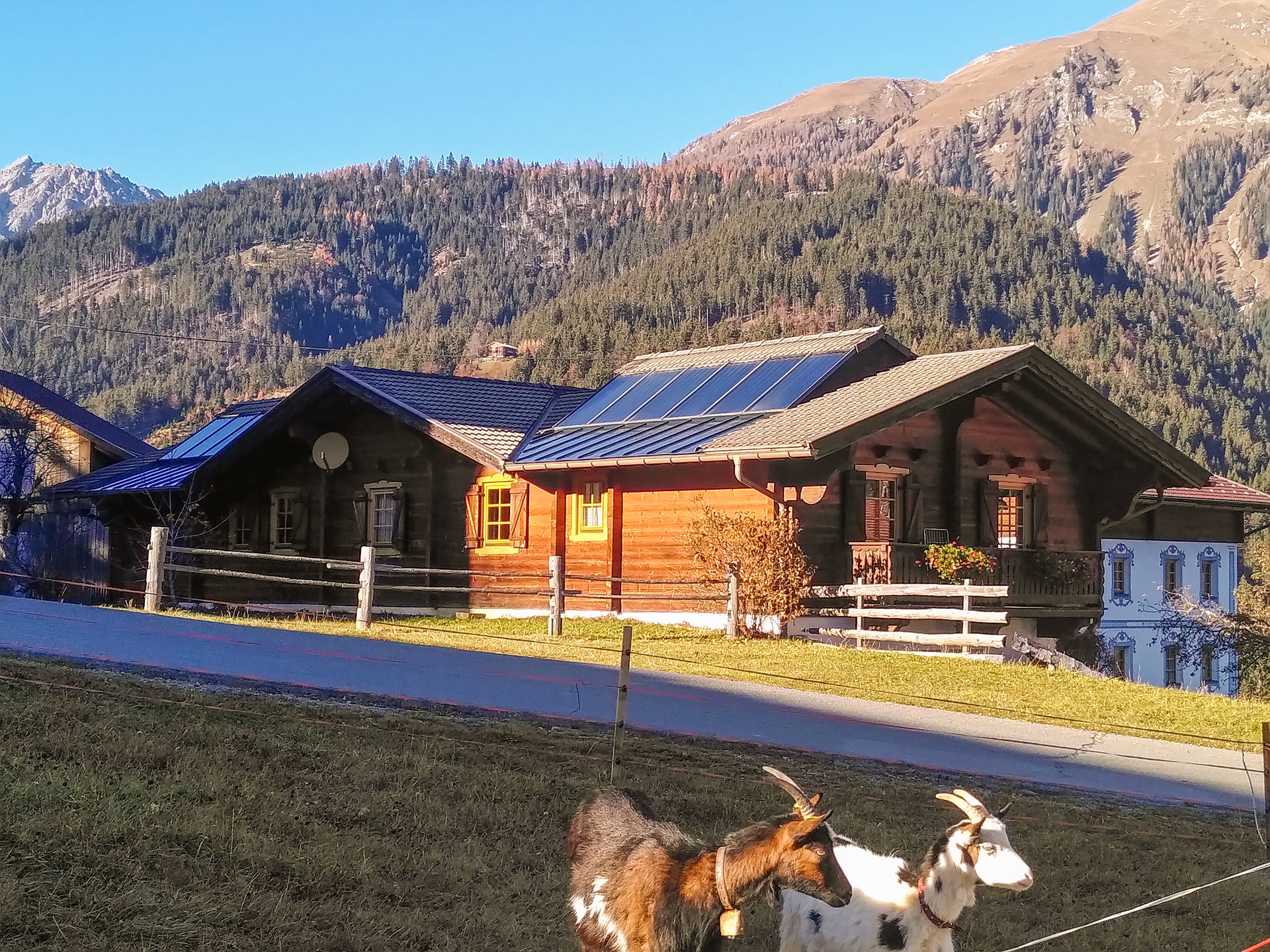 La casa in legno davanti al panorama montano del Lesachtal