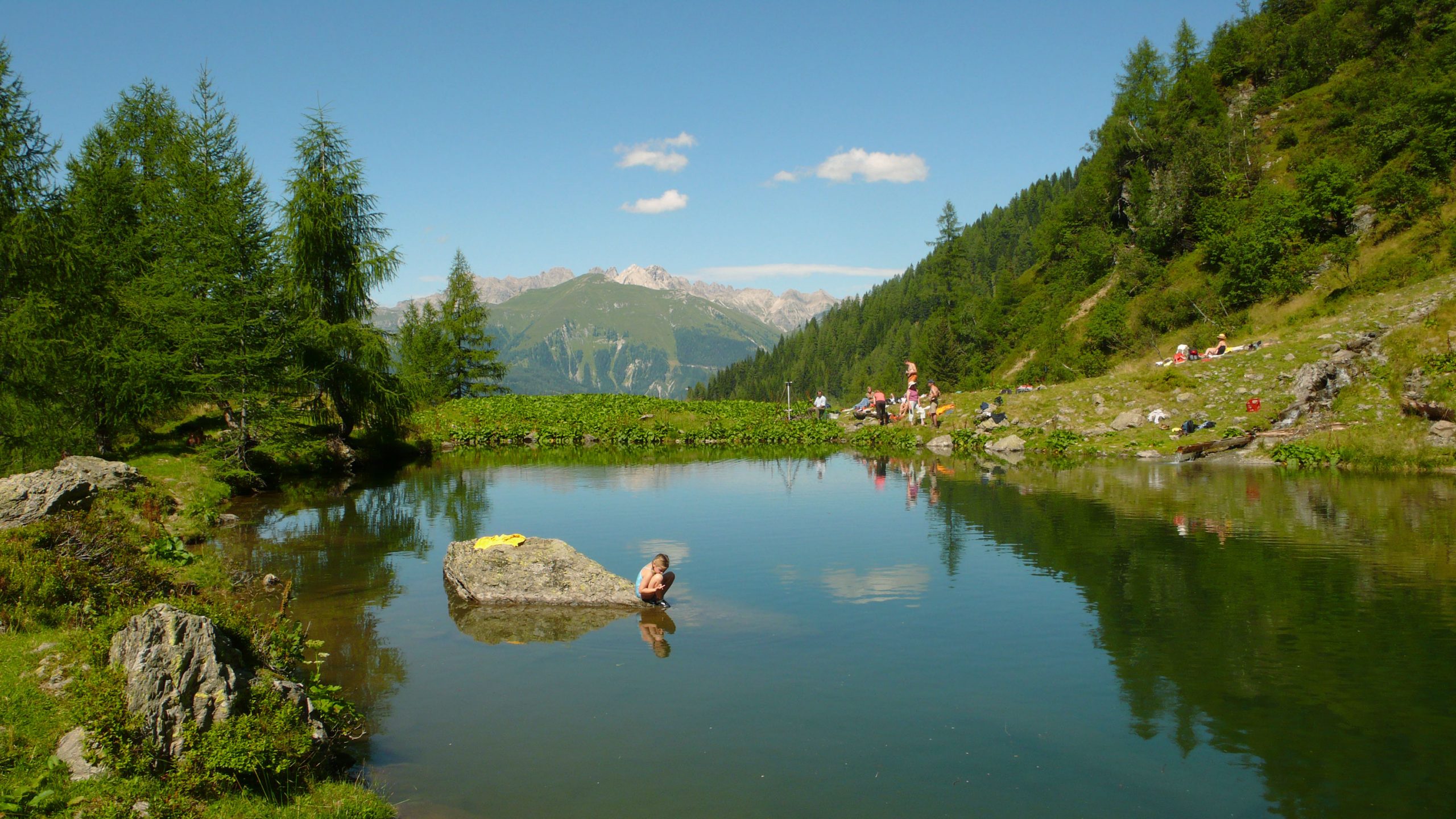 Il piccolo lago alpino nella valle di Obergail