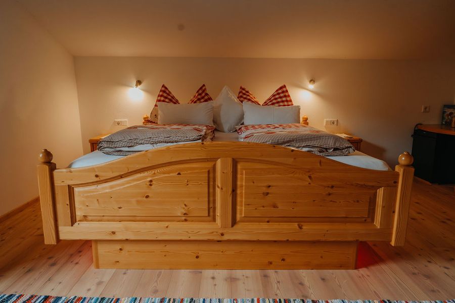 Letto in legno massello nella camera Riebenkofel