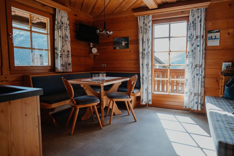 La cucina abitabile di un appartamento nella casa in legno